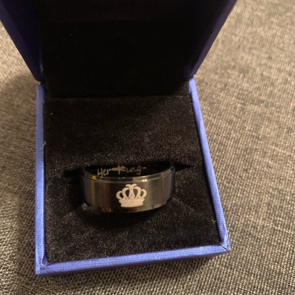 His wedding, ring with her king on the inside - Picture 2 of 3